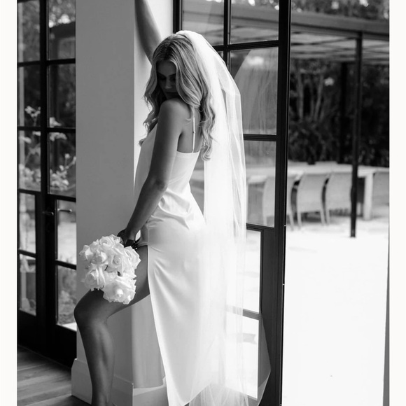 Elegant White Chemise - Picture 1 of 2